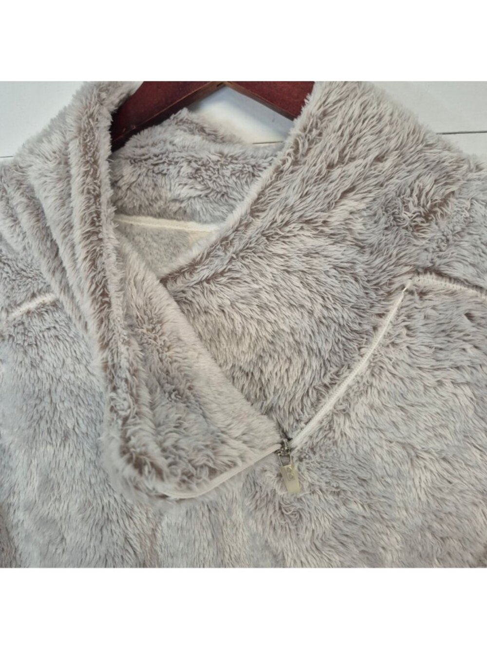 St. Johns Bay Womens Faux Fur Pullover Jacket Small Taupe Shadow Plush Long Slee - Picture 3 of 9